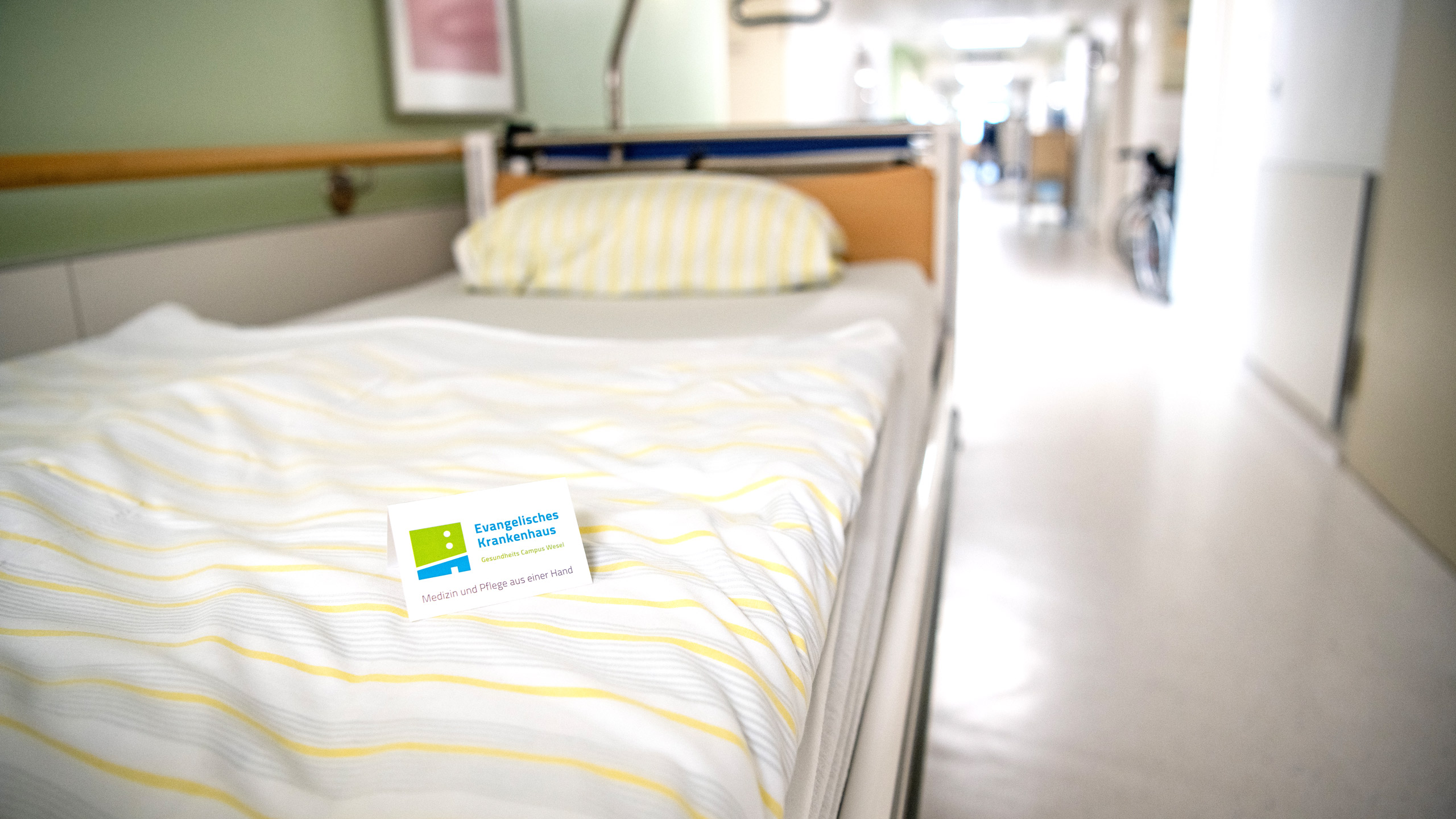 frisches Station-Bett im Flur des Evangelischen Krankenhauses