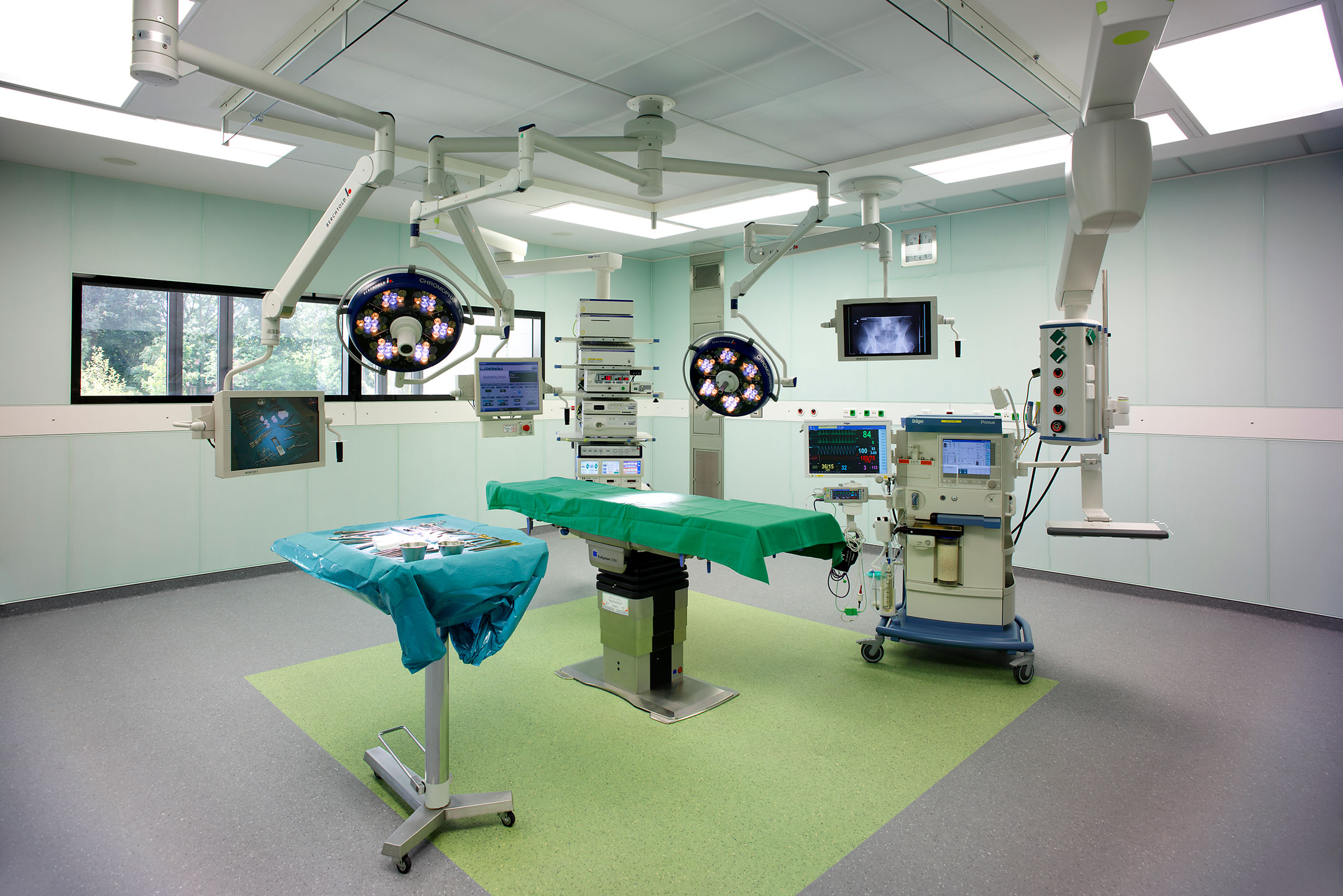 Operationssaal mit technologischen Geräten