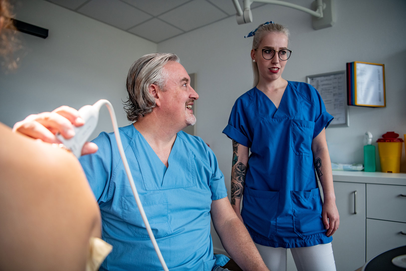 Arzt und Krankenpflegerin bei einer Ultraschalluntersuchung