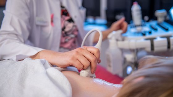 Person bei einer Ultraschalluntersuchung 